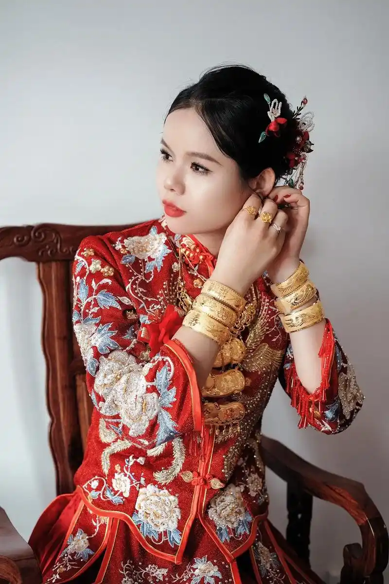 中式新娘造型细节高清图.后来～眼神坚定!不在退却,不再唯唯诺 - 抖音