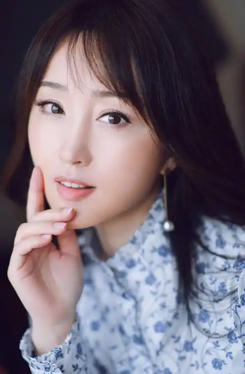 杨钰莹聚会照片曝光,明明都是同学看上去却像两代人,她咋保养的_明星