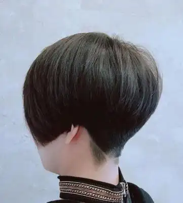 女生波波头短发发型,要将后脑的头发用刻刀做出纹理,短发烫发发型后脑