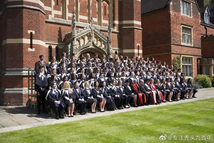秃九剑桥大学毕业照有点好看!好飒!