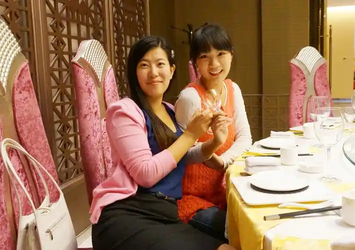 聚餐吃饭 部门三女自拍 三个臭美的孩子妈妈