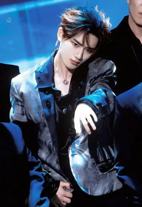 240206粉丝团结支持丁程鑫帅气亮相