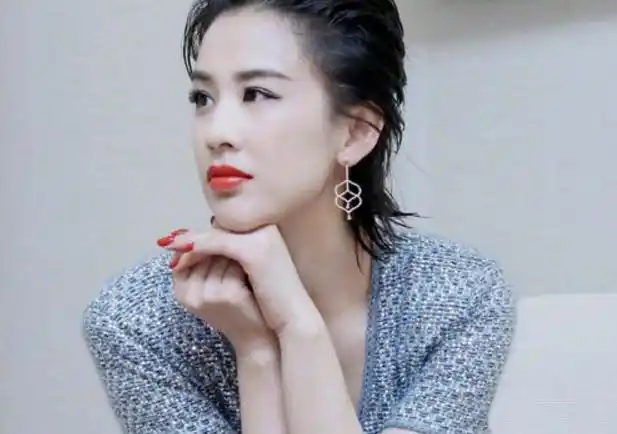 李湘到底有多壕?看了她家的冰箱,网友喊话黄圣依:这才是土豪!