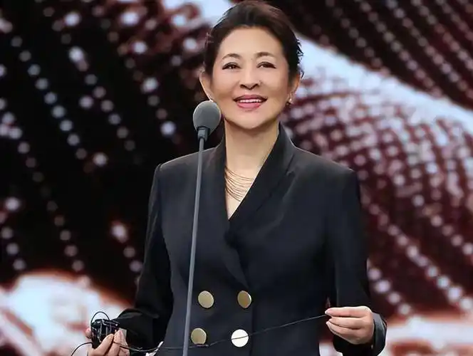 64岁倪萍近照曝光,妆容精致,身姿优雅_周涛_生活_照片