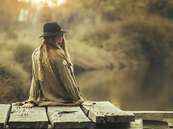 女孩回头看,帽子 壁纸