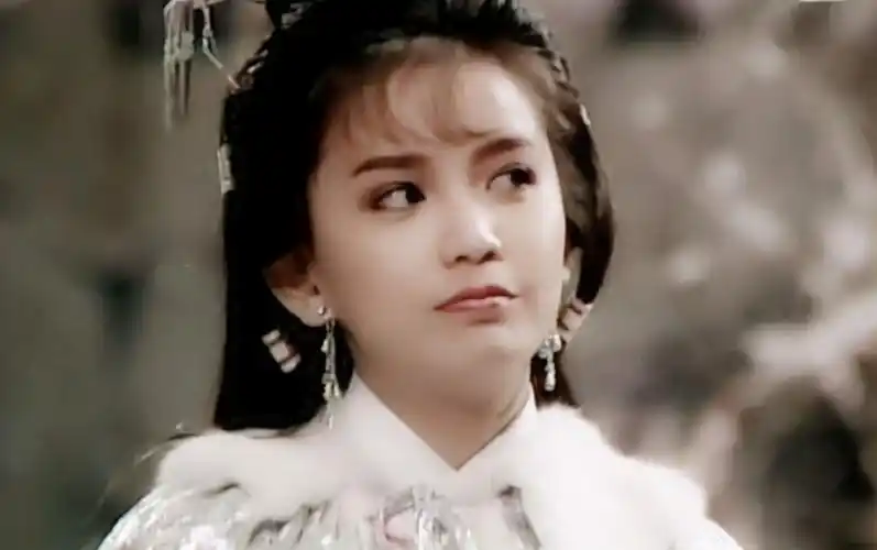 50多岁的曾华倩离婚后风采依旧不减当年如今与儿子相依为命