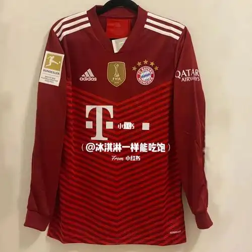 2122赛季拜仁主场球衣8格雷茨卡