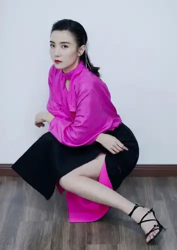 原创宋佳穿衣有格调一袭温暖的焦糖色秋日穿搭秀出优雅迷人魅力