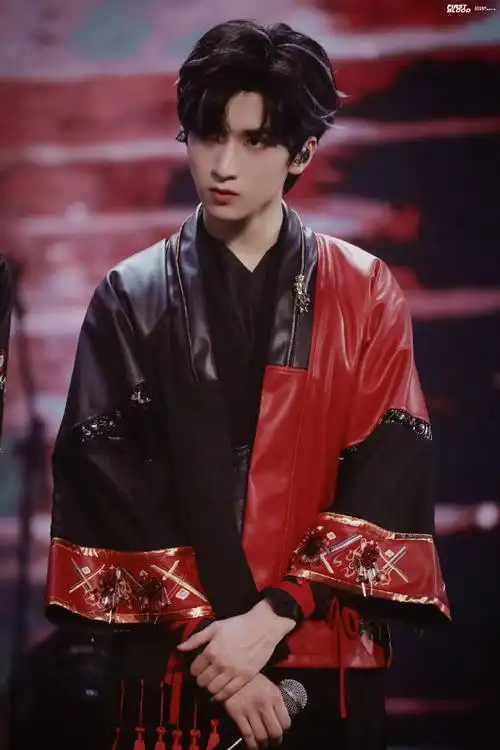 严浩翔红色工装裤造型##严浩翔裤链