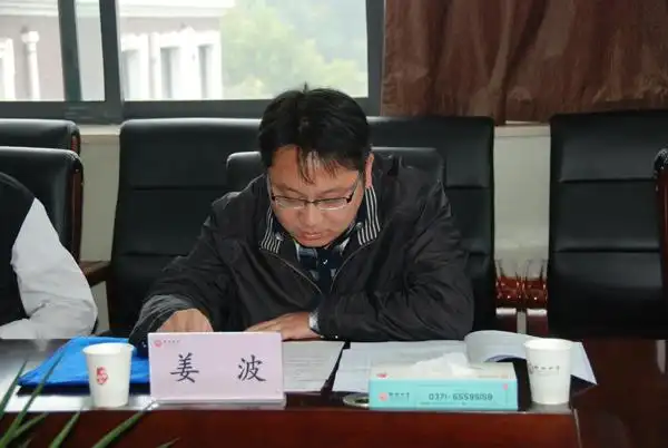 郑州四中闫培新校长,刘继勋副校长在评估会