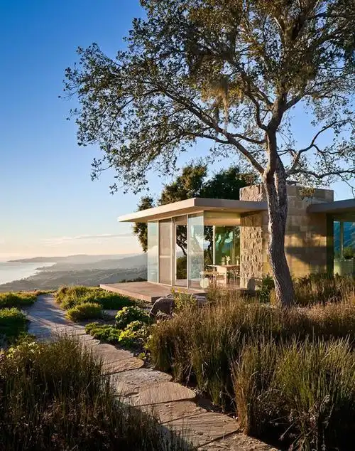 欧美建筑, 山顶现代主义风格的房子, 拥有加利福尼亚海岸线的360度