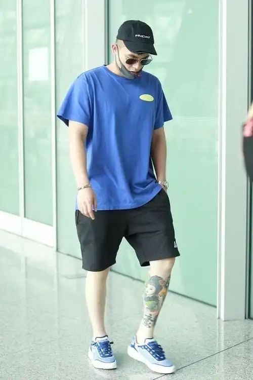 欧豪穿背带裤有点显矮但是搭配白色短袖有点妙竟然有种反差萌