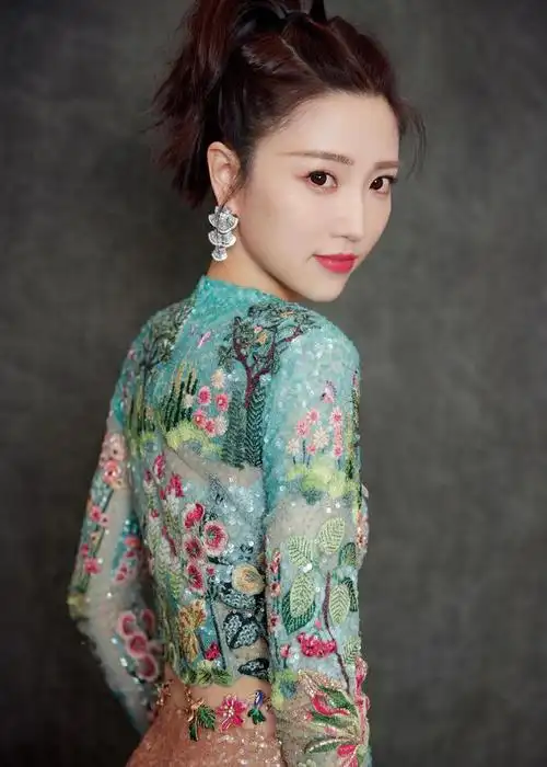 张纯烨的多巴胺穿搭莫奈色绿意繁花少女裙轻盈曼妙甜美怡人