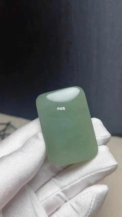 新疆和田玉平安无事牌湖水绿吊坠