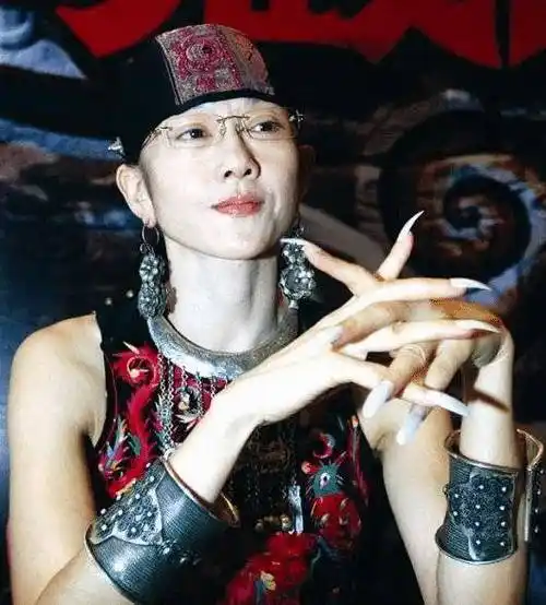 杨丽萍罕见35岁近照:那时她不留长指甲,不过度漂亮美得很自然_舞蹈