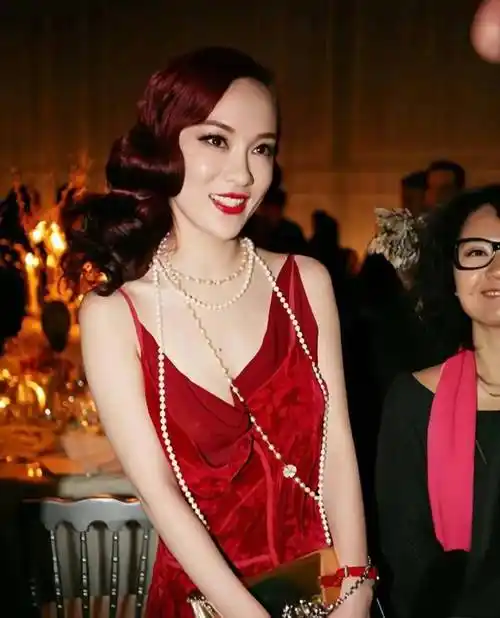 红色一直都是代表热烈和热情的颜色,而霍思燕身穿的红裙更是如火焰般