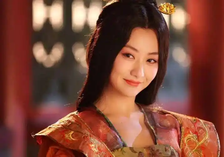 34岁的白冰自曝分手,称做自己的骑士,6岁女儿样貌神似活泼可爱