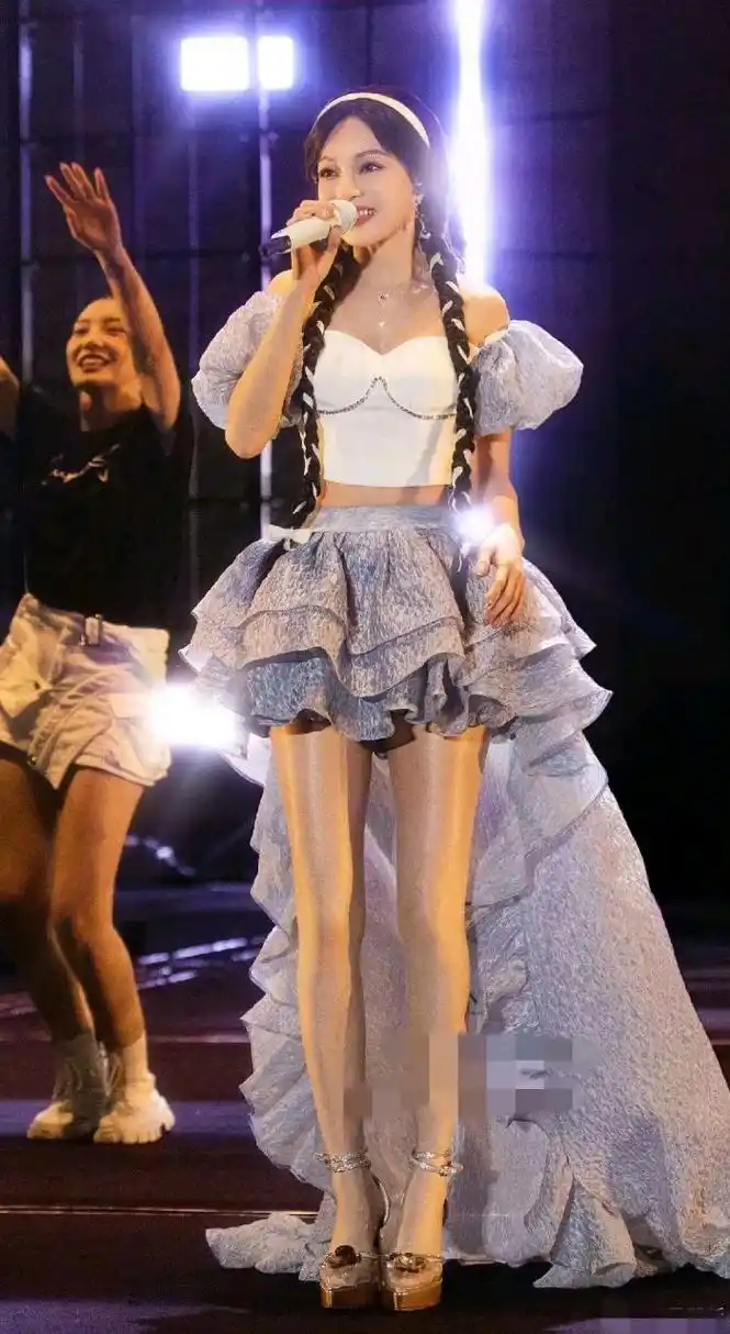 张韶涵令人垂涎欲滴的肉丝大长腿,让人目不转睛!