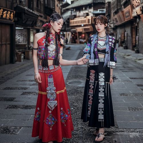 哈尼族苗族服装贵州云南少数民族走秀旅拍服装波西米亚三件套旅游