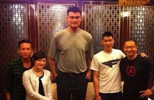 小巨人姚明有多高?4张照片对比后有了答案,1米75周杰伦成背景板