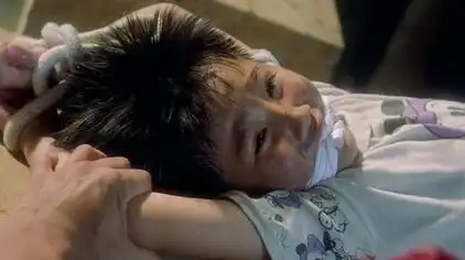 人贩子把小孩的手砍掉