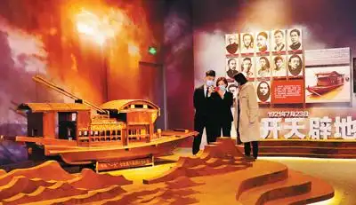 图为观众在博物馆参观中共一大会址嘉兴南湖红船模型.贺 勇摄