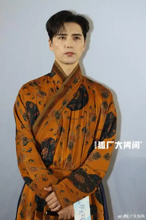 海的尽头是草原首映礼阿云嘎生图##阿云嘎蒙古袍造型