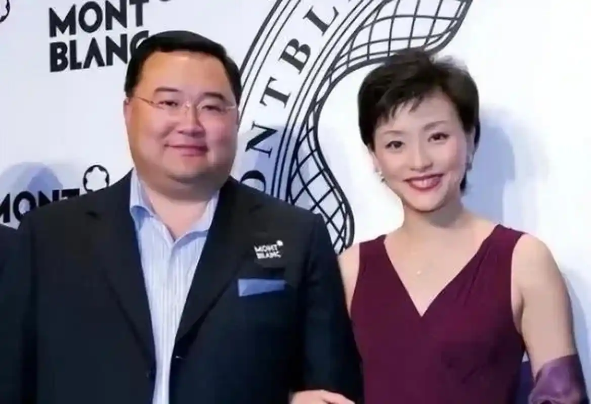 1995年,26岁的杨澜坚决和银行上班的丈夫张一兵离婚,转身嫁给了身价