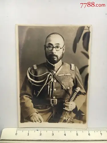 民国时期老照片:拿指挥刀的大胡子日军军官