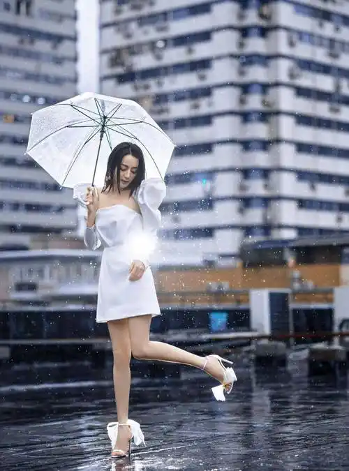 迪丽热巴晒雨中氛围感大片,一身白色泡泡裙清丽优雅,气质真好