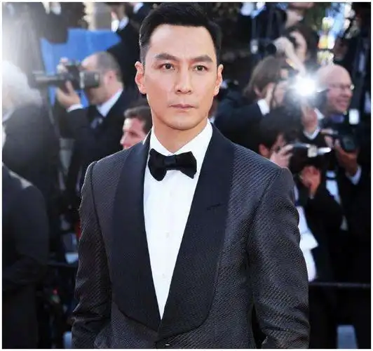 45岁吴彦祖素颜接受采访,首度吐露留美发展原因:为下一代做准备