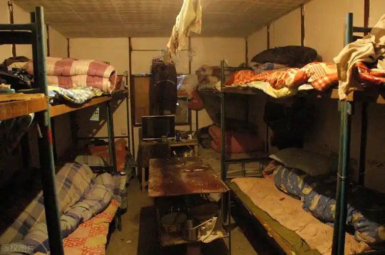 工地宿舍大混寝农民工夫妻档会尴尬吗