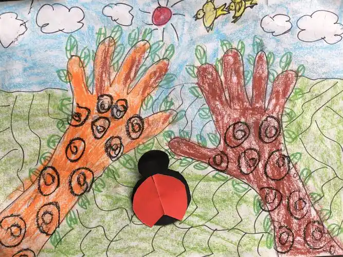 2018绿泡泡幼儿园兴趣班第一期绘画展 写美篇绘画兴趣班作品一《手掌