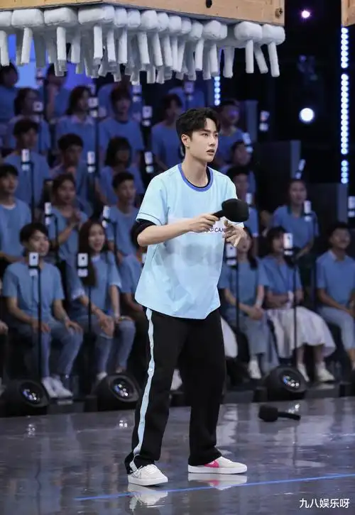 其实赵丽颖是在帮王一博宣传他常驻的综艺,众所周知,王一博是《这就是