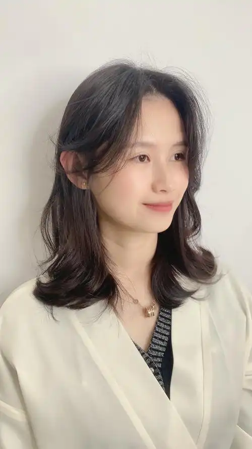 2020年锁骨发型 简单自然 好打理