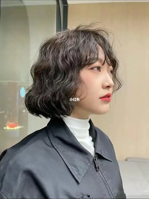 显脸小瘦脸发型短发蛋蛋卷短发发型