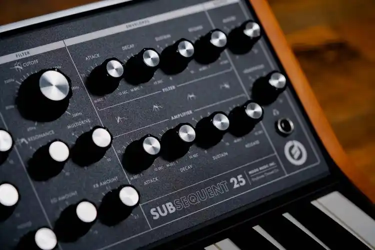moog合成器subsequent25模拟模拟合成器