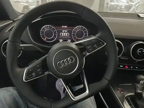 奥迪tt内饰在视觉效果上更为简约,棕色座椅与精致的中控台布局相比老