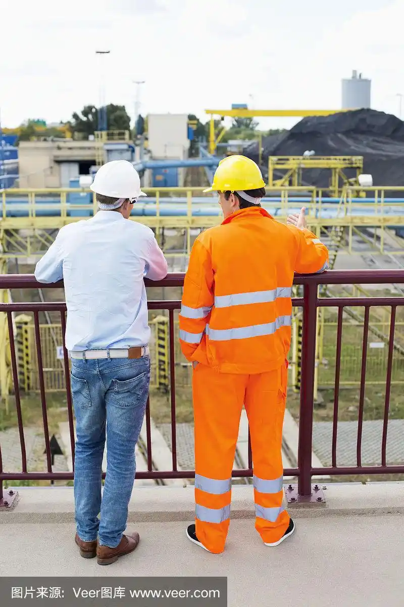 建筑工地建筑师背靠栏杆站立的背影