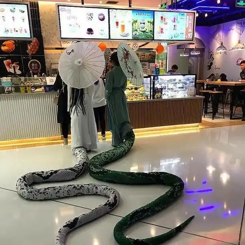 万圣节两女子扮青蛇白蛇逛商场买饮料吓坏顾客真相令网友热议