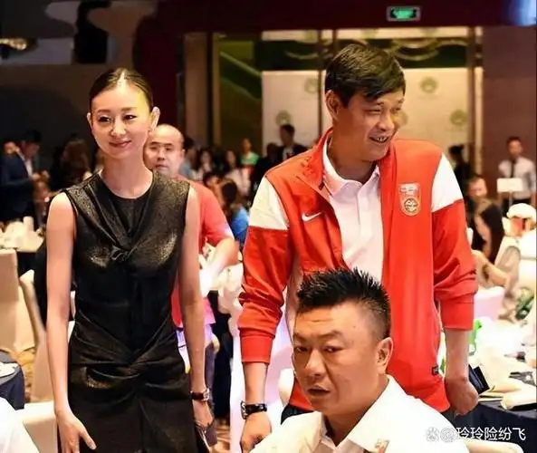 范志毅带老婆参加鹿晗的生日宴,夫妻同框像父女,一双美腿超抢镜