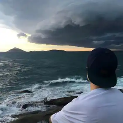 男头像背影超清帅气,好看的男生看风景背影帅气头像图片_男生头像