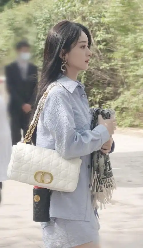 赵丽颖参加拜托了冰箱路透照流出状态不错