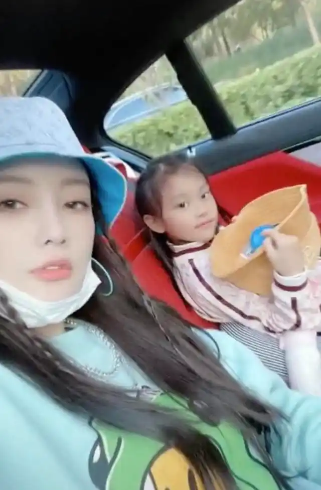 李小璐带女儿外出游玩,母女俩潮范儿十足,甜馨颜值越来越高
