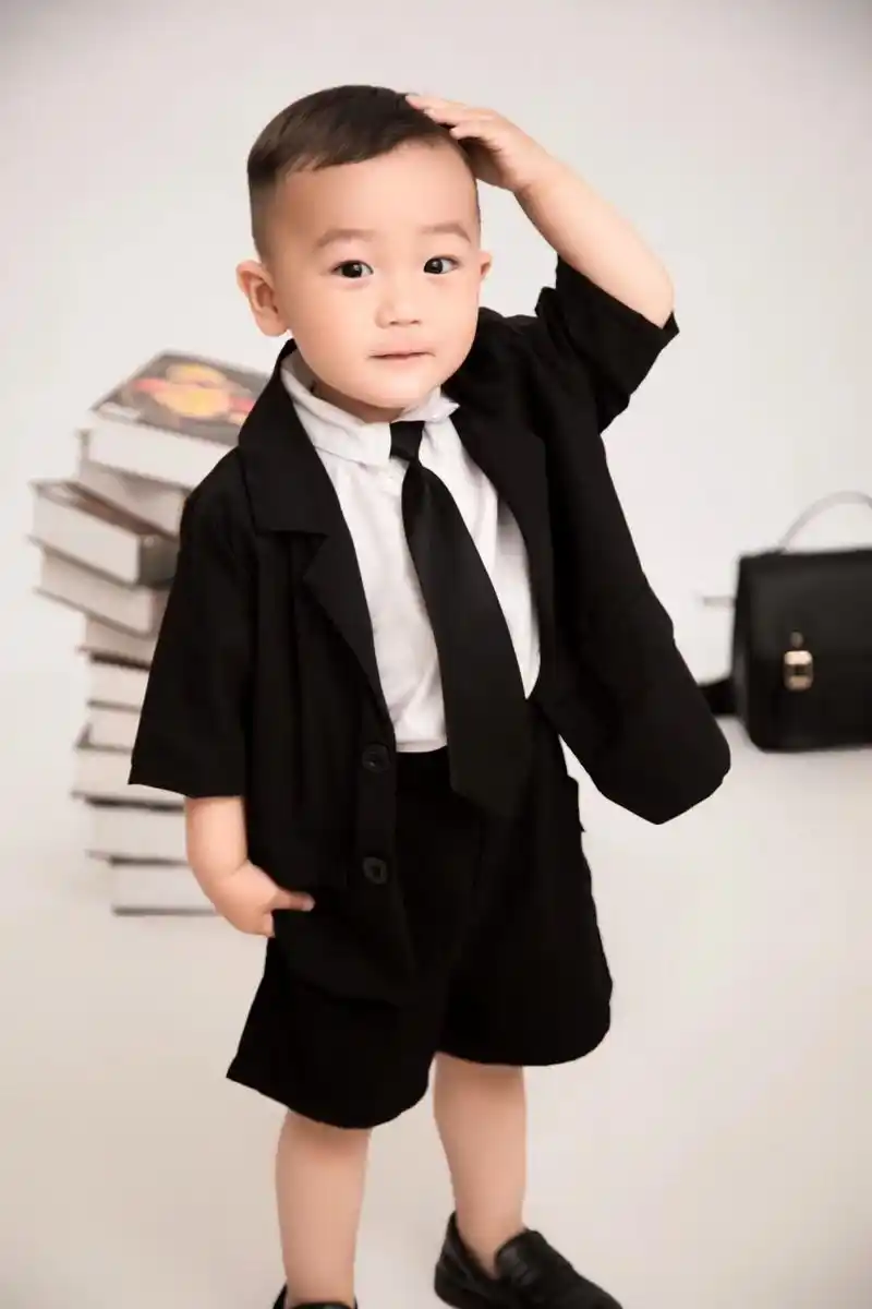 2岁小孩哥写真照