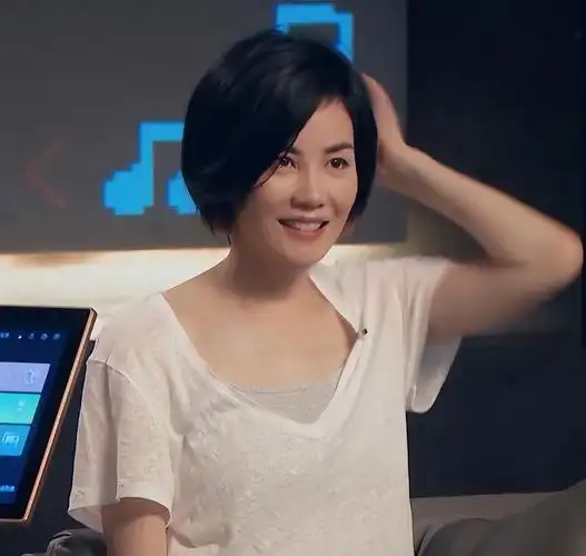 王菲低调复工,换新发型穿鹅黄色嫩得像小姑娘,全程紧张到扣手|小清新