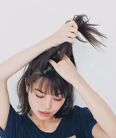 齐肩发怎么扎半丸子头洋气半丸子头值得扎