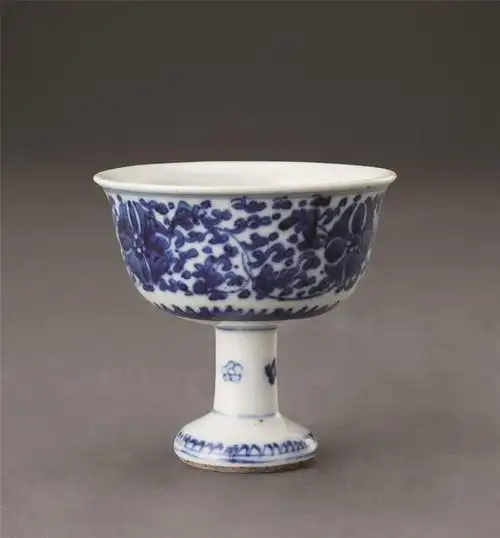 清乾隆 青花缠枝莲高足杯