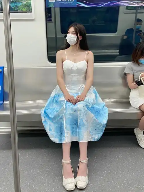 181地铁上的气质美女高个女生快冲