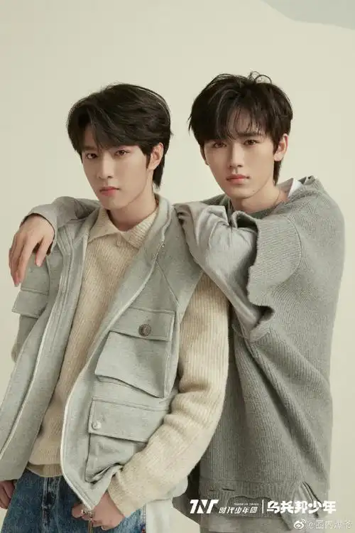 系造型合照#刘耀文宋亚轩同款灰色系造型合照真的好帅,文轩的颜值yyds